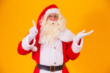 Noel Baba mesaj için uzayı işaret ediyor. İndirim, pazarlama, satış, reklam, hediyeler, hediye satma zamanı! Noel geliyor.