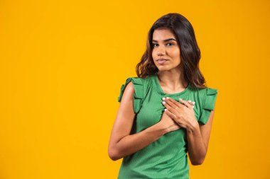 Güzel, pozitif, dost canlısı melez genç bir kadın. Takdire şayan samimi bir gülümsemesi var. Minnettarlık ve minnettarlık hissediyor.