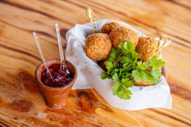 Lezzetli peynir topu ve ketçap sosu