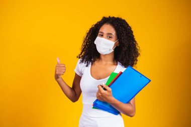 Genç ya da lise öğrencisi cerrahi maske takıyor ve kovid 19 'a karşı. Yeni normal ve eğitim kavramı