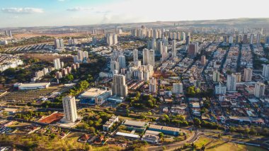 Parelhas, Rio Grande do Norte, Brezilya - 12 Mart 2021: Igreja Matriz de So Sebastio 'nun arka planına sahip Parelhas şehrinin havadan görüntüsü