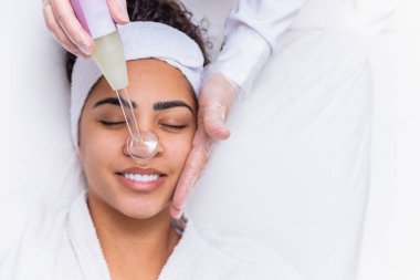 Darsonval kozmetoloji cihazı. Yüz temizleme prosedürü. Cilt bakımı. Profesyonel dermatoloji donanımı. Elektrikli spa ekipmanları. Tıbbi hasta cihazı. Sivilce aldırma