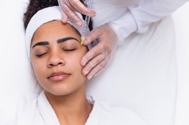 Hasta üzerinde botoks uygulaması, kırışıklık önleme, gençleştirme, cilt bakımı, tedavi.