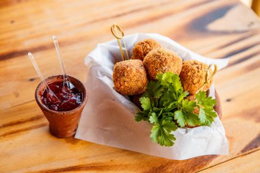 Lezzetli peynir topu ve ketçap sosu