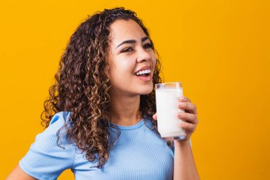 Arka planda bir bardak süt içen genç kız mesaj atmak için yer açtı..