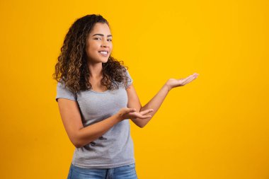 Metin için sarı arkaplan gösteren Afro kadın