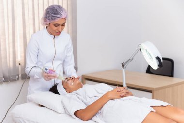 Darsonval kozmetoloji cihazı. Yüz temizleme prosedürü. Cilt bakımı. Profesyonel dermatoloji donanımı. Elektrikli spa ekipmanları. Tıbbi hasta cihazı. Sivilce aldırma