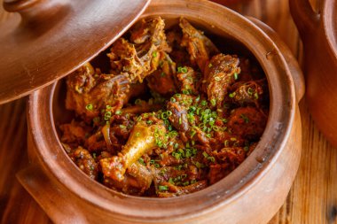 Lezzetli tavuk yemeği. Kırsal kesimden tipik Brezilya yemekleri.