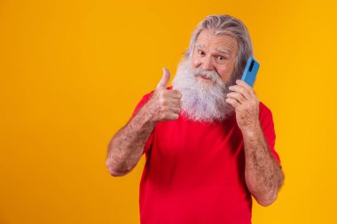 Neşeli yaşlı adam telefonda konuşuyor.