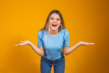 Sarı arka planda izole edilmiş heyecanlı genç bir kadın görüntüsü. Kamera görüntüsü. Kopyalama alanı ile