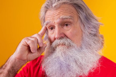 Düşünceli, yaşlı bir adamın yakın çekimi..