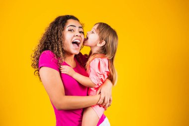 Anneler Günün kutlu olsun! Sarı arka planda annesi olan sevimli beyaz bir çocuk..