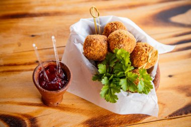 Lezzetli peynir topu ve ketçap sosu