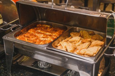 Meyve ve ziyafetle otel kahvaltısı.