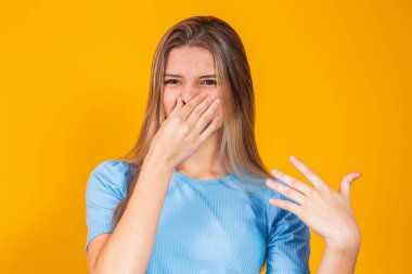 Burnunu kötü kokuya kapatan kadın, kötü koku kavramı, kötü nefes, kötü koku, çürük yemek, kötü koku, genç yetişkin kokusu.