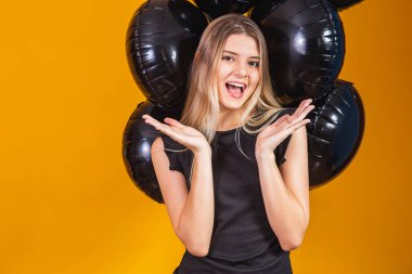 Siyah Cuma konsepti, güzel, çekici bir kadınla, siyah giyinmiş, siyah bakışlı, siyah balonlu, sarı arka planlı, fotokopi çeken,.