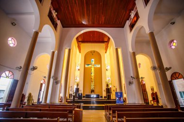 Santa Cruz, Brezilya - 12 Mart 2021: Santa Rita de Cassia kilisesinin içindeki görüntü