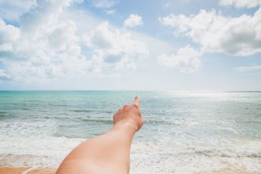 Okyanusa ulaşmak için açılan eller.