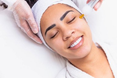 Yüzüne plazma jeti süren bir kadın.