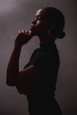 Afro kadın silueti. siyah