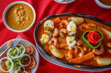 Lezzetli karides yahnisi ve deniz ürünleri.