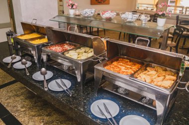 Meyve ve ziyafetle otel kahvaltısı.