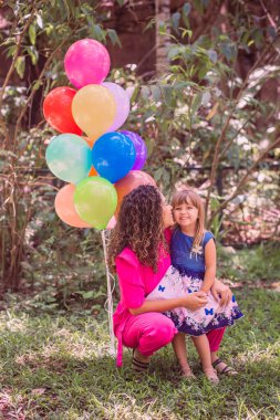 mutlu anne ve kızı Park balonlar ile.