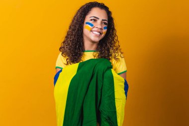 En sevdiği Brezilya takımı için tezahürat yapan Afro kız, sarı arka planda ulusal bayrak taşıyor..