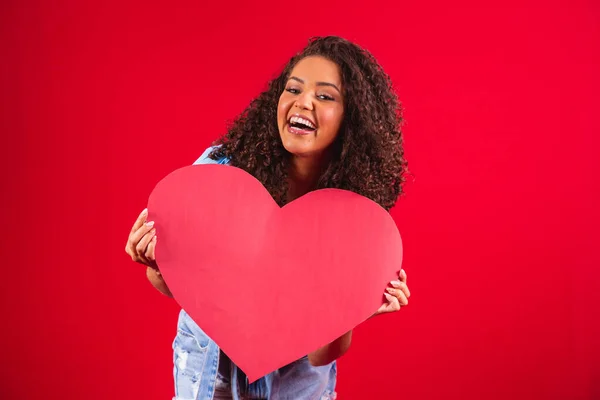 Afro Chica Celebración Manos Corazón Forma Amour Aislado Sobre Rojo —  Fotos de Stock