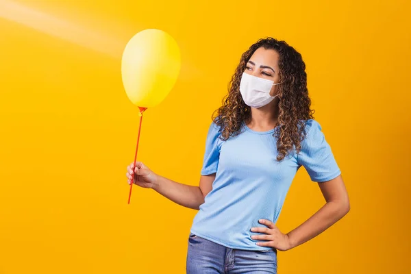 Ameliyat Maskeli Genç Bir Kadın Elinde Sarı Bir Balon Tutuyor — Stok fotoğraf