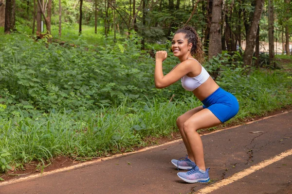 Sportowa Afroamerykanka Trenująca Parku Kobieta Robi Przysiady Parku — Zdjęcie stockowe