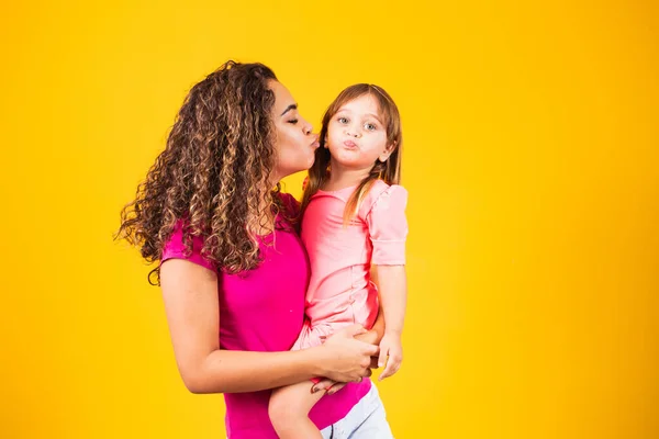 Happy Mothers Day Adorable Caucasian Child His Mother Yellow Background — Stock Photo, Image