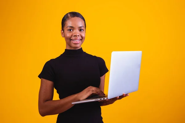 Afro Mulher Negócios Trabalhando Online Com Computador Portátil — Fotografia de Stock