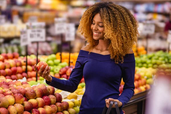 Giovane Donna Afro Supermercato Acquisto Mele — Foto Stock