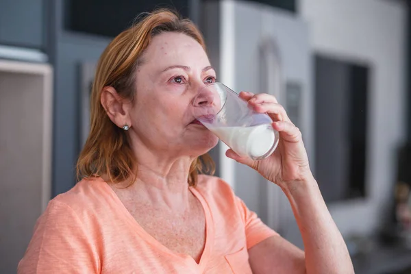 Närbild Äldre Kvinna Dricker Ett Glas Mjölk För Att Göra — Stockfoto