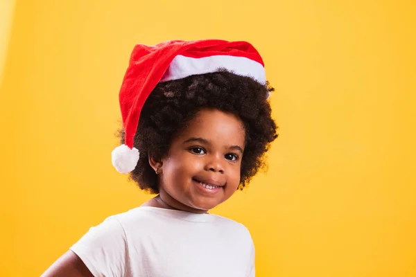Niña Afro Con Sombrero Santa Claus Sonriendo Cámara —  Fotos de Stock