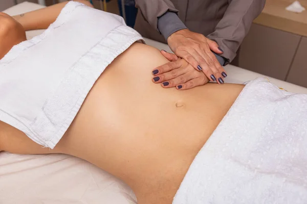 Avslappnande Massage Och Modellering Massage Lymfdränering Handgjorda Och Estetiska Förfaranden — Stockfoto