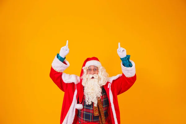 Santa Claus Ukazuje Nahoru Prostoru Pro Text — Stock fotografie