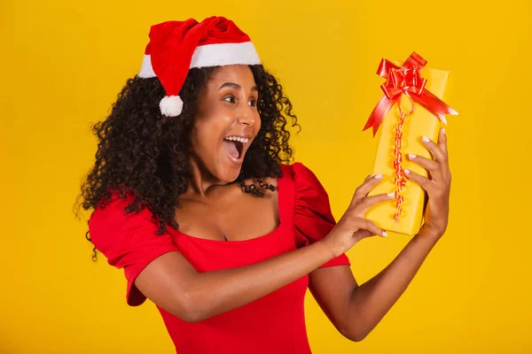Jovem Afro Menina Segurando Presente Natal Expressivo — Fotografia de Stock