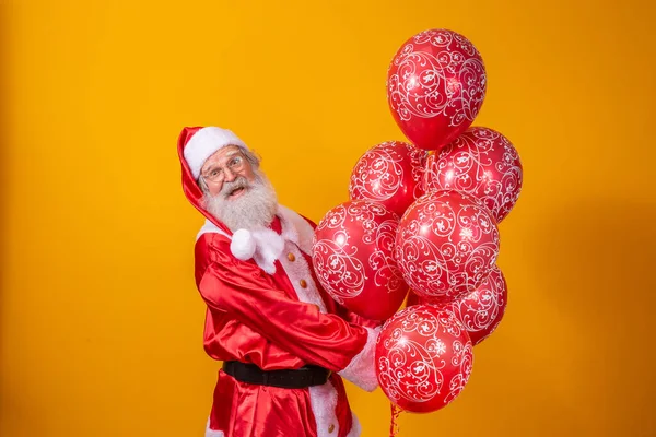 Papai Noel Fundo Amarelo Segurando Balões Vermelhos — Fotografia de Stock