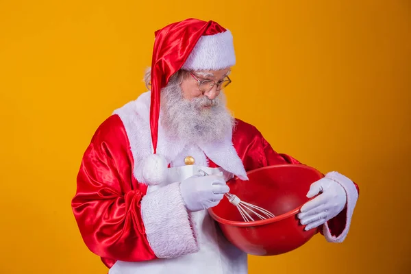 Santa Claus Med Skål Slå Tårta Gul Bakgrund — Stockfoto