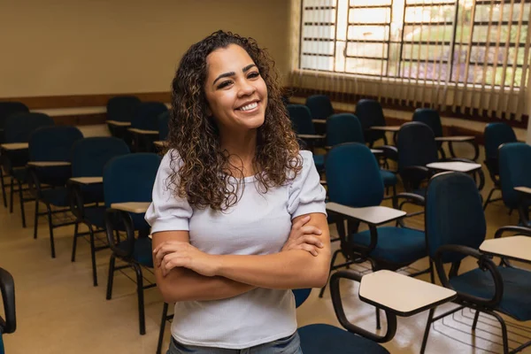 Afro Student Klassenzimmer Mit Verschränkten Armen Und Lächelndem Blick Die — Stockfoto