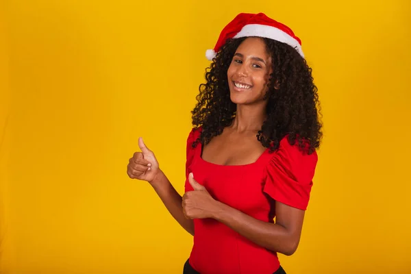 Primer Plano Mujer Afro Sonriente Con Sombrero Santa Sonriendo Cámara —  Fotos de Stock