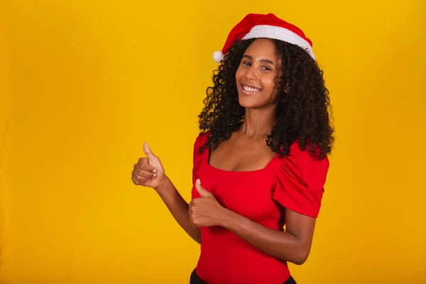 Close Mulher Afro Sorridente Com Chapéu Santa Sorrindo Para Câmera — Fotografia de Stock