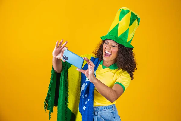브라질 지지자들 스마트폰을 축하하는 — 스톡 사진
