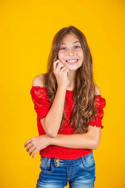 Szczęśliwa Dziewczynka Żółtym Tle Uśmiechnięta Patrząca Kamerę Pionowe — Zdjęcie stockowe
