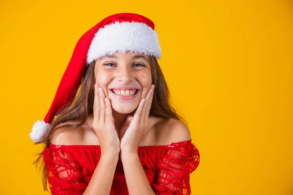 Retrato Una Chica Caucásica Sonriente Con Sombrero Santa Sobre Fondo —  Fotos de Stock