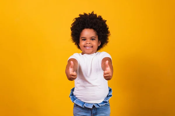 Klein Zwart Meisje Met Duim Omhoog Het Maken Van Positieve — Stockfoto