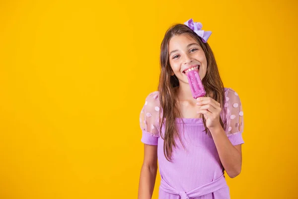 Kleines Mädchen Das Ein Gefrorenes Eis Stiel Isst Entzückendes Kleines — Stockfoto