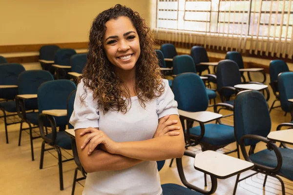 Sınıfta Kollarını Kavuşturmuş Afro Bir Öğrenci Gülümseyen Kameraya Bakıyor Sınıfı — Stok fotoğraf